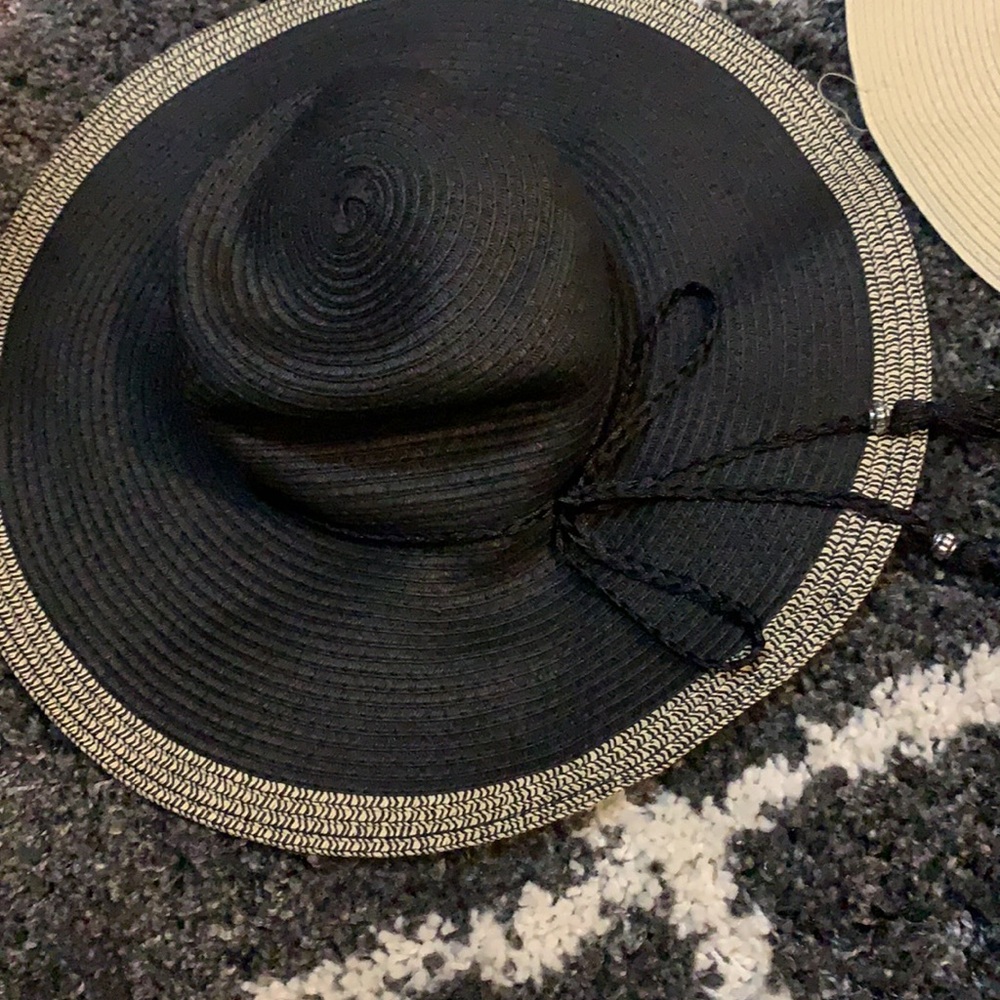 Beach hats - Picture 2 of 3